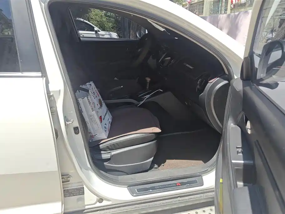 Kia Sportage 2012 2.0L Automatic 2WD NAVI Edition фото 8