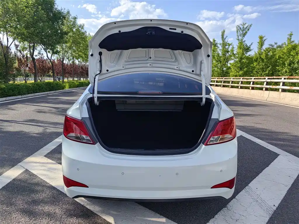 Hyundai Verna 2016 1.4L Manual Smart GLS фото 10