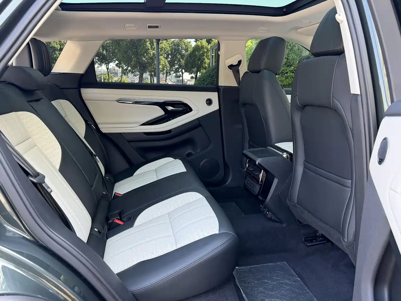 Land Rover Range Rover Evoque 2022 Range Rover Evoque L 249PS R-Dynamic Luxury Edition фото 15