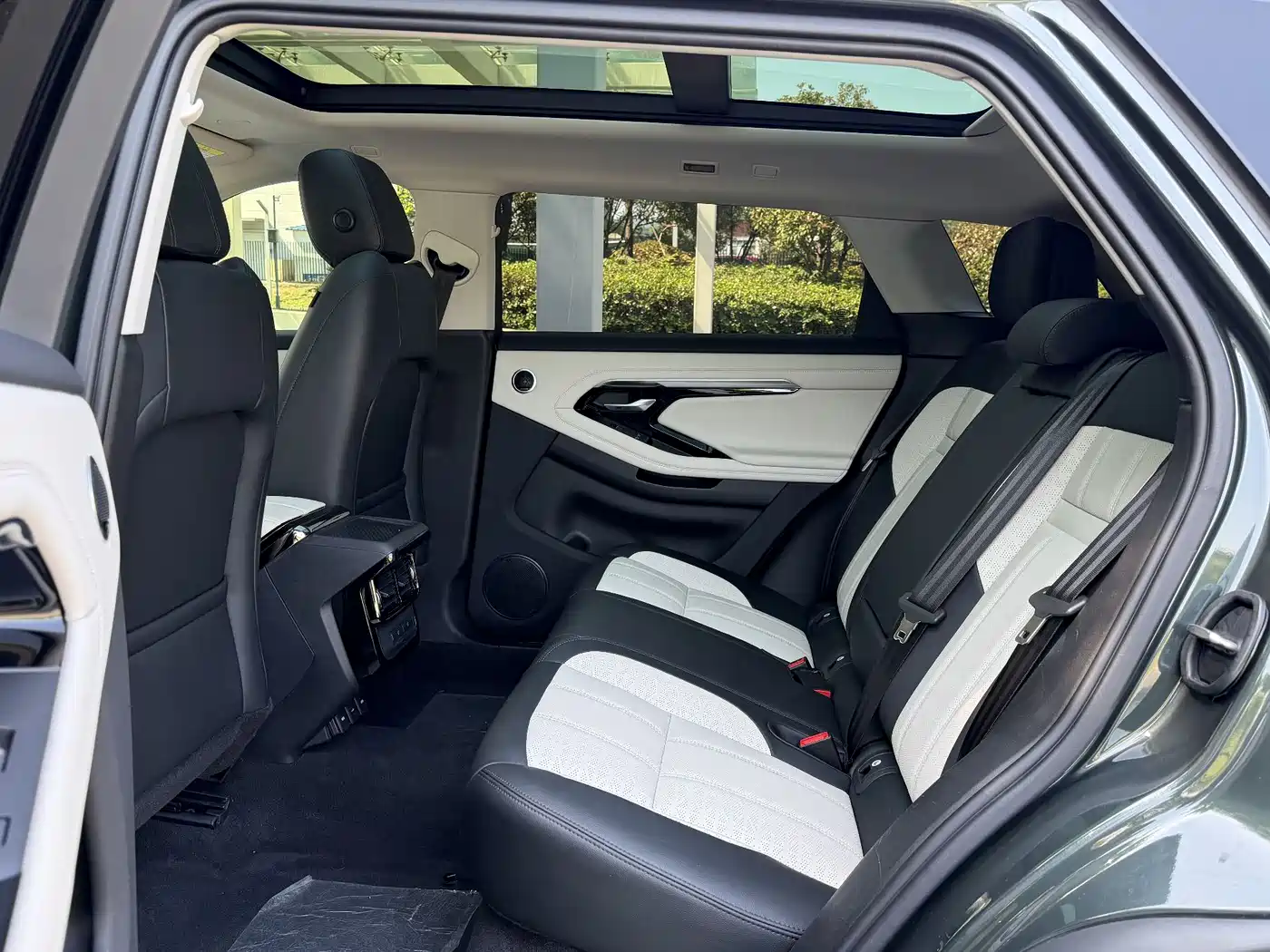Land Rover Range Rover Evoque 2022 Range Rover Evoque L 249PS R-Dynamic Luxury Edition фото 12