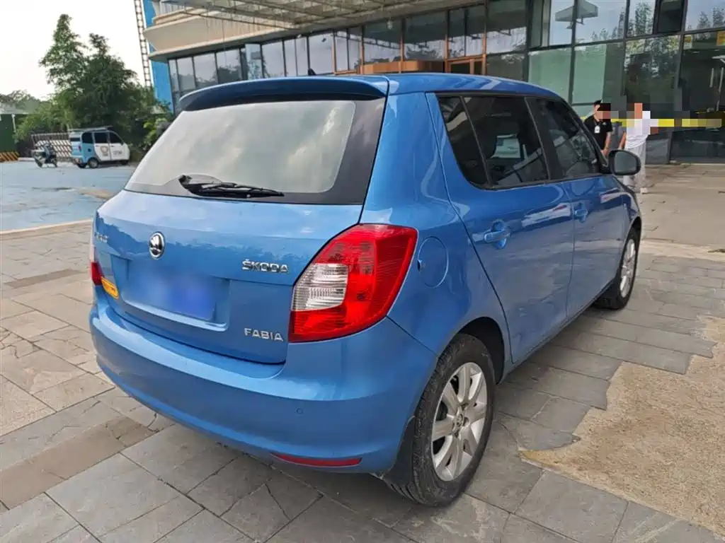 Škoda Fabia 2014 1.4L Automatic Crystal Spirit Edition фото 7