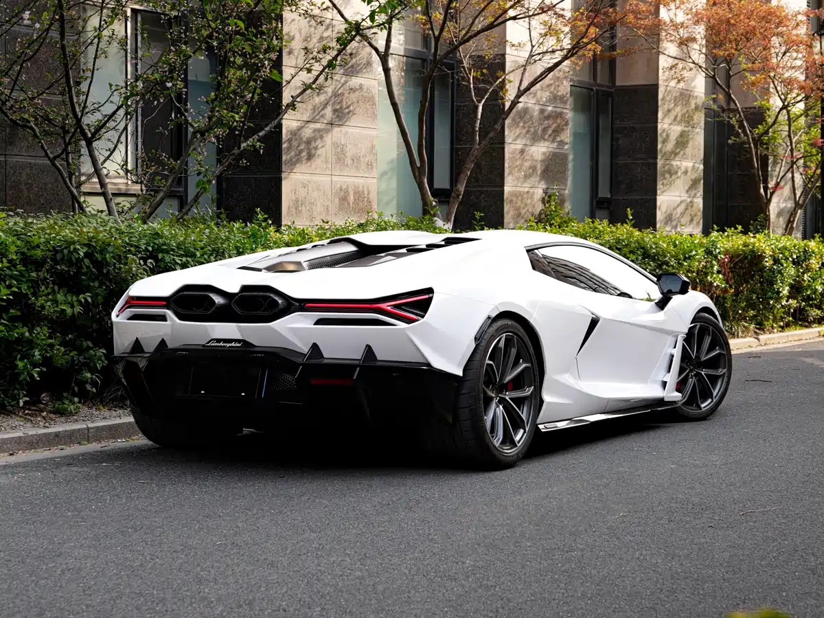 LAMBORGHINI REVUELTO
