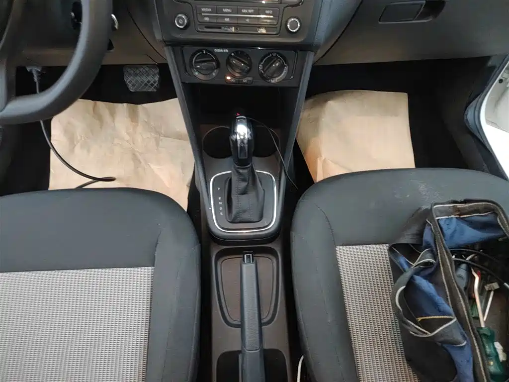 Volkswagen Polo 2016 1.4L Automatic Trend фото 10