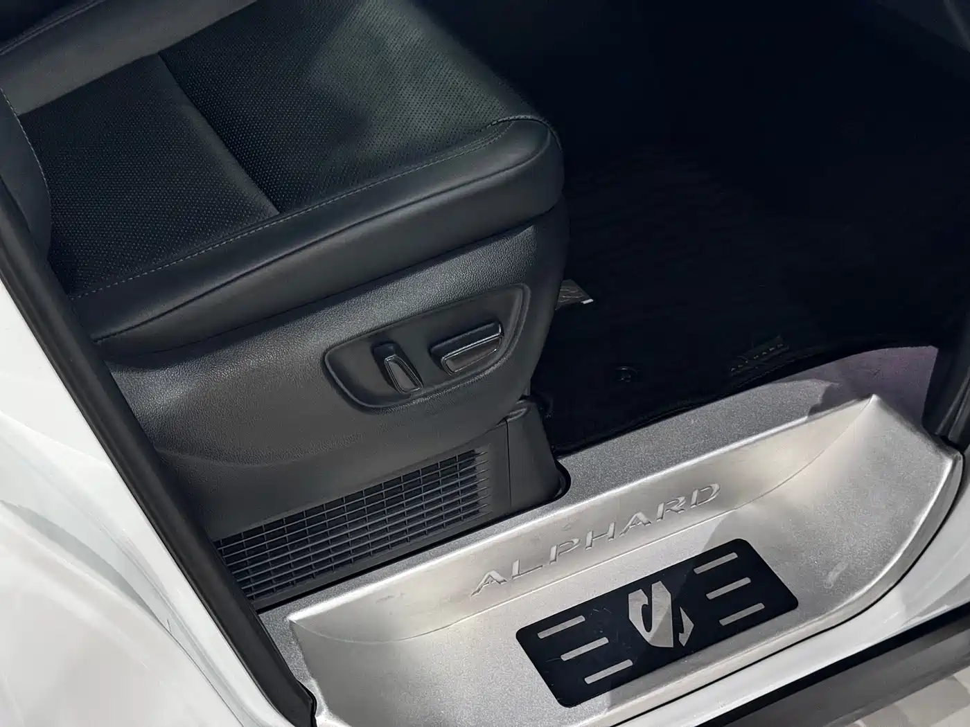Toyota Alphard 2024 Hybrid 2.5L Ultimate Enjoyment Edition фото 25