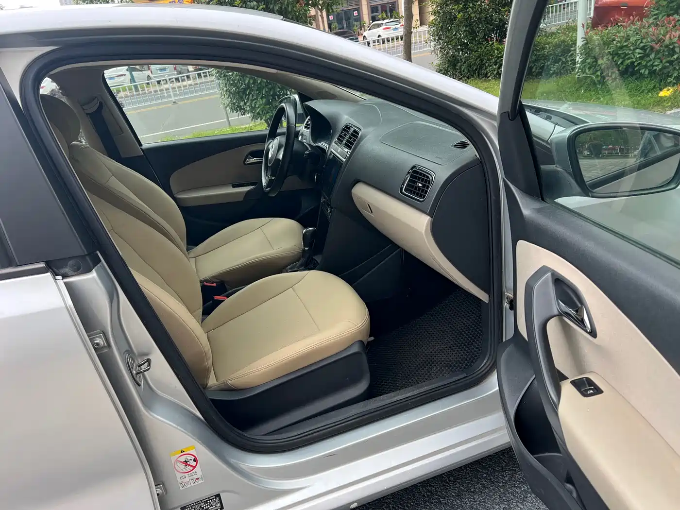 Volkswagen Polo 2011 1.4L Automatic Cool Edition фото 12