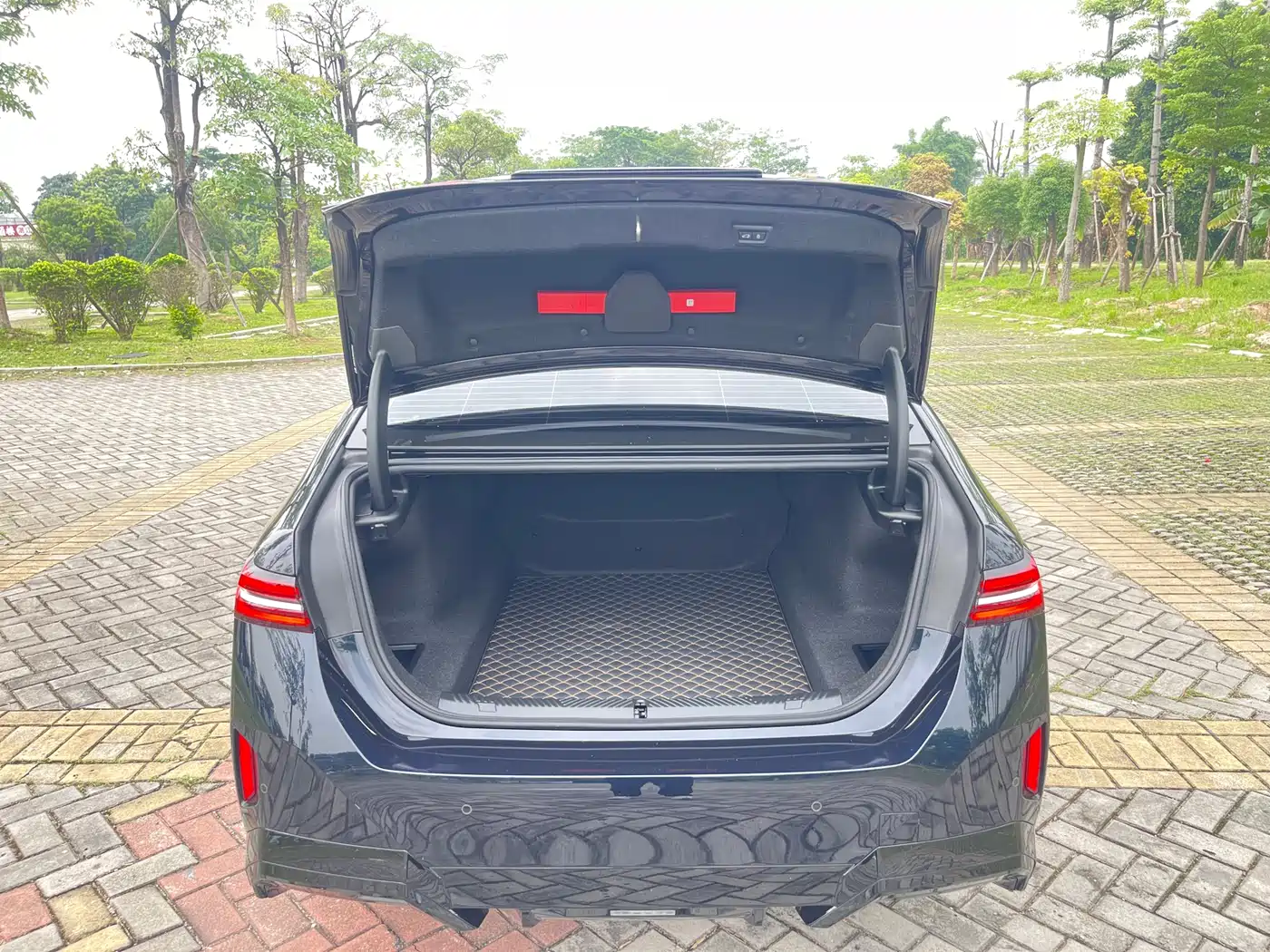 BMW 5 Series 2026 530Li Leading M Sport Package фото 22