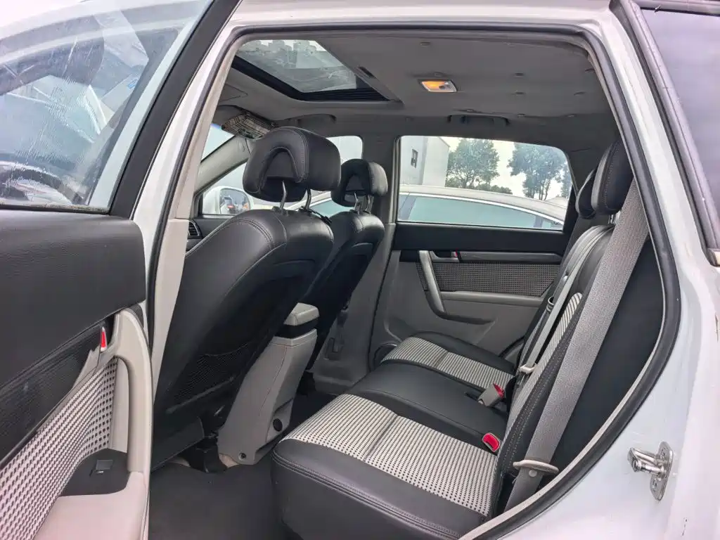 Photo 8 - Chevrolet Captiva