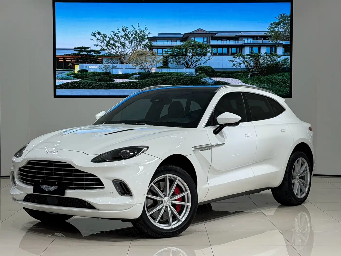 Aston Martin DBX 2023 3.0T STRAIGHT-SIX