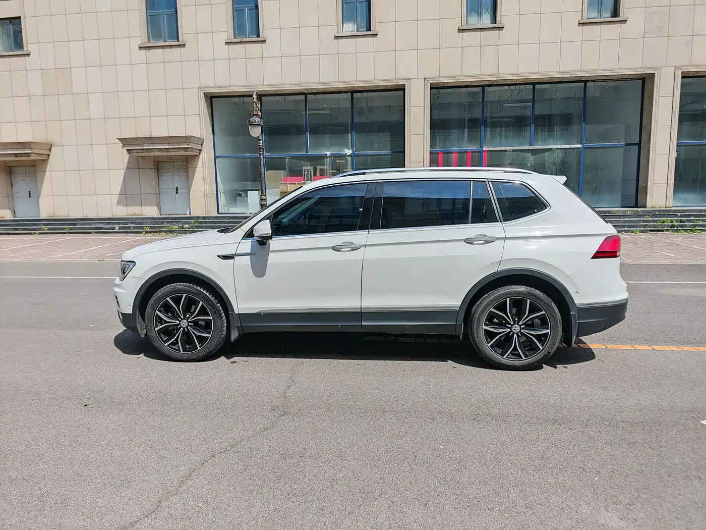 Volkswagen Tiguan L 2019 330TSI Automatic 2WD Smart Luxury Edition China VI фото 5