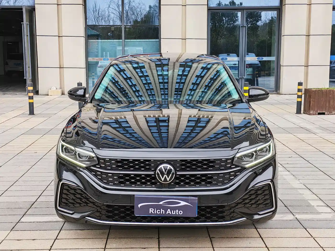 Volkswagen Passat 2022 330TSI Starlight Luxury Edition фото 2