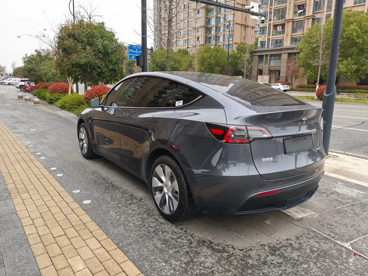 TESLA MODEL Y