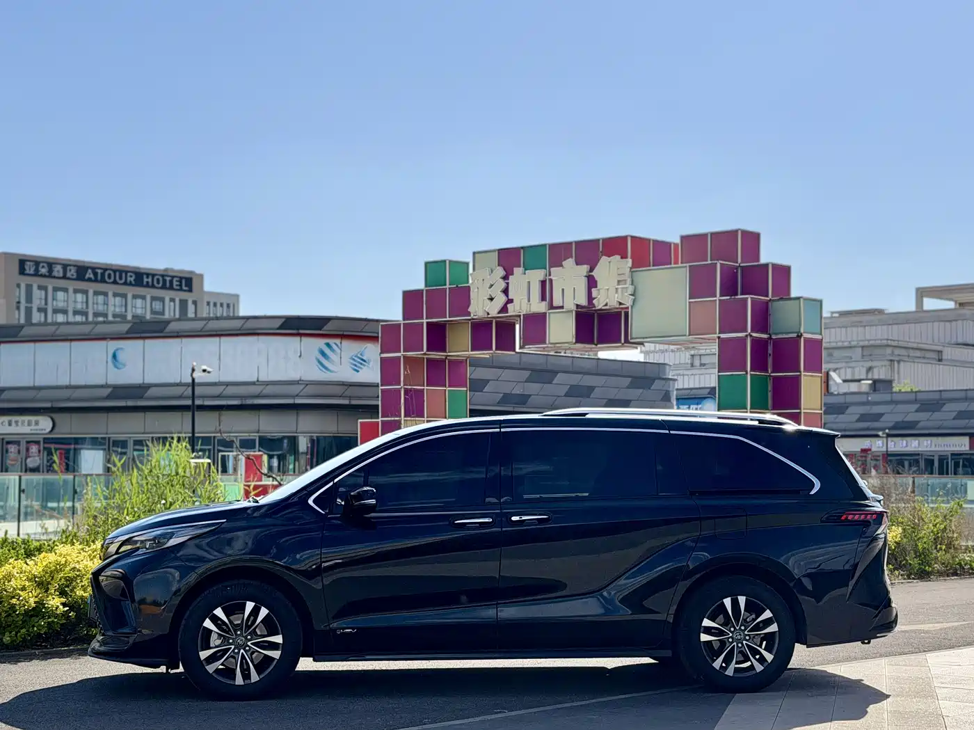 Toyota Granvia 2024 2.5L Hybrid Luxury фото 2