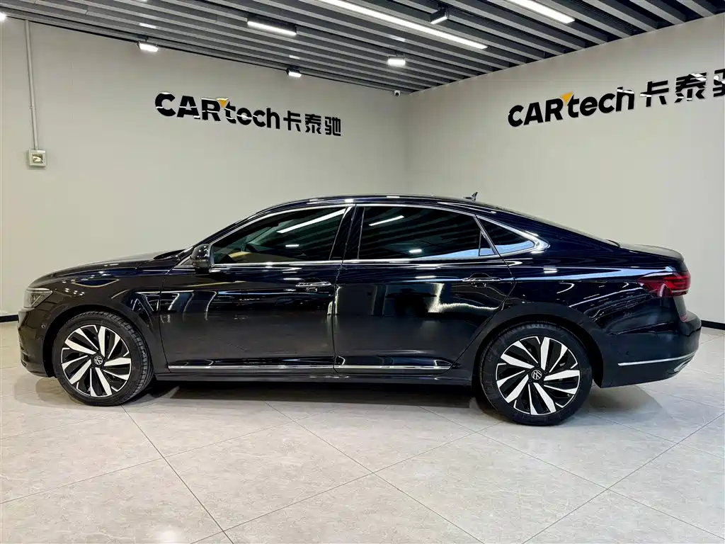 Volkswagen Passat 2024 380TSI Luxury фото 8