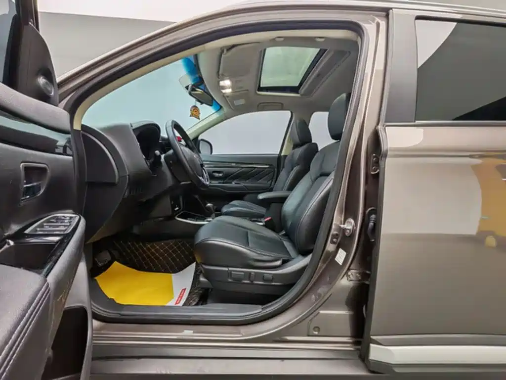 Mitsubishi Outlander 2020 2.0L 2WD Premium 5-seater фото 7