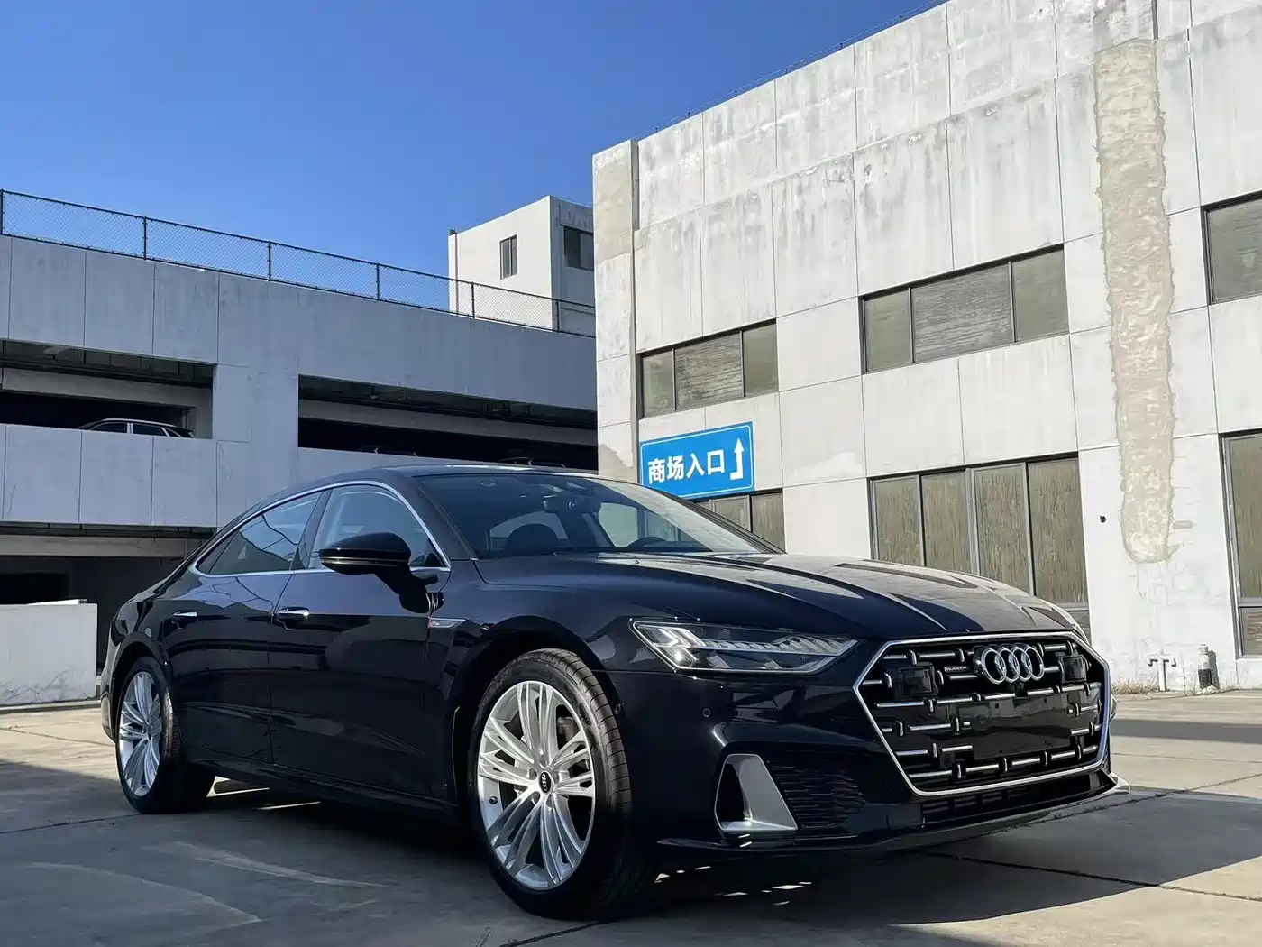 Audi A7L 2025 Model Year 45 TFSI quattro Premium фото 3
