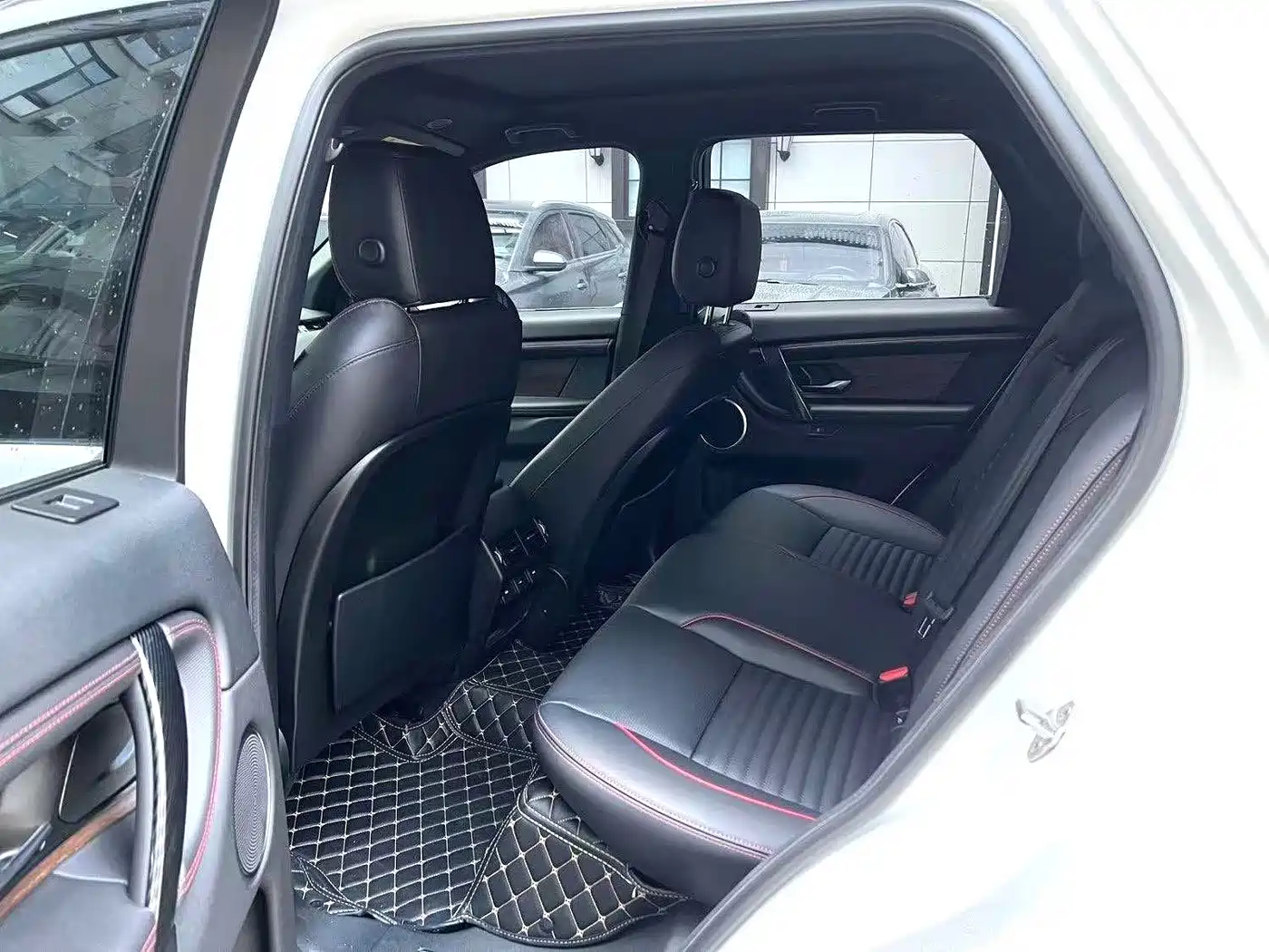 Land Rover Discovery Sport 2022 249PS Metropolis Edition 5-Seater фото 4