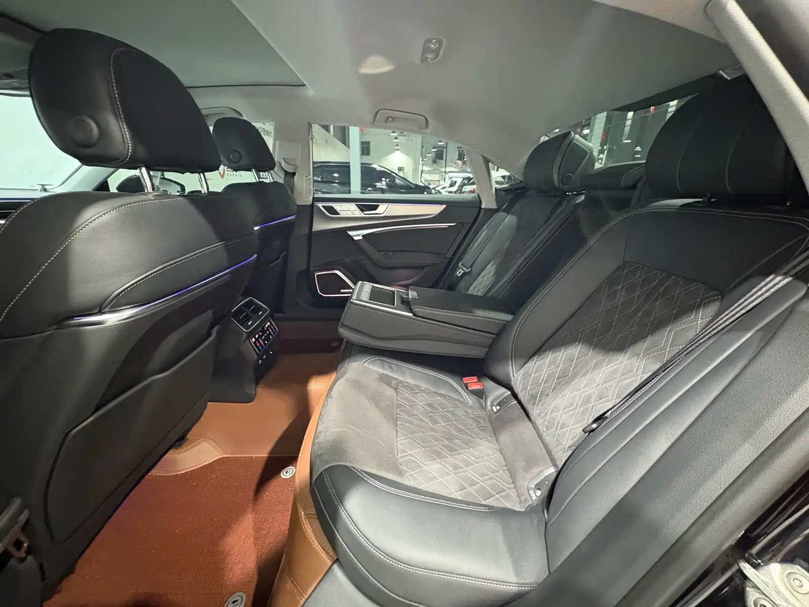 Фото 5 - Audi A7L