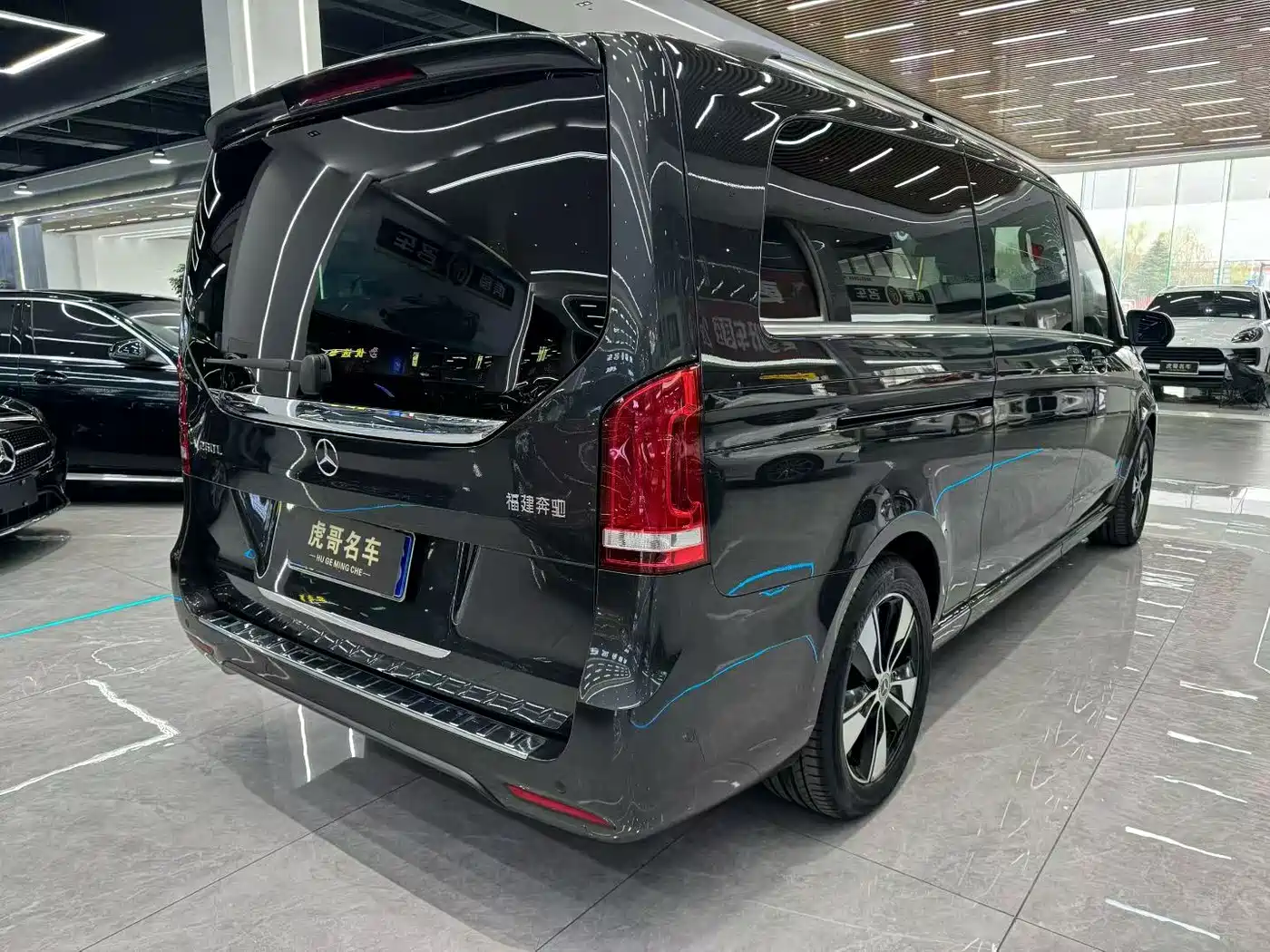 Mercedes-Benz V-Class 2021 V 260 L Long Wheelbase Premium Edition фото 9
