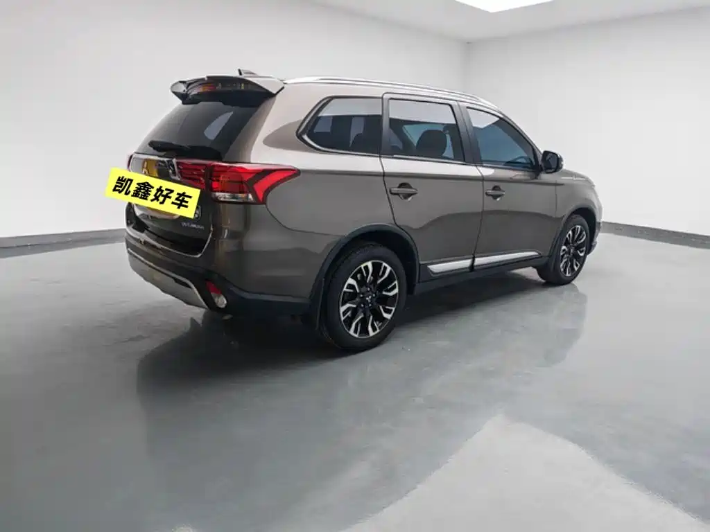 Mitsubishi Outlander 2020 2.0L 2WD Premium 5-seater фото 4