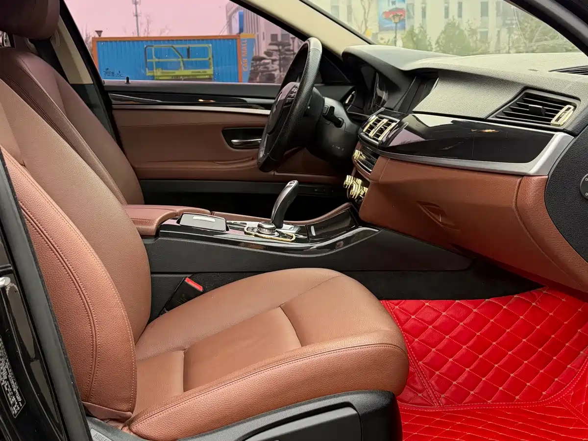 BMW 5 Series (Import) 2014 520i Classic фото 4