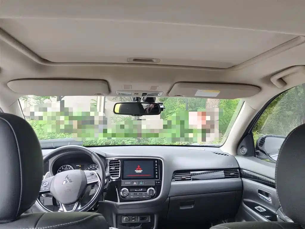 Mitsubishi Outlander 2021 2.4L 4WD Premium Edition 5-seater фото 14