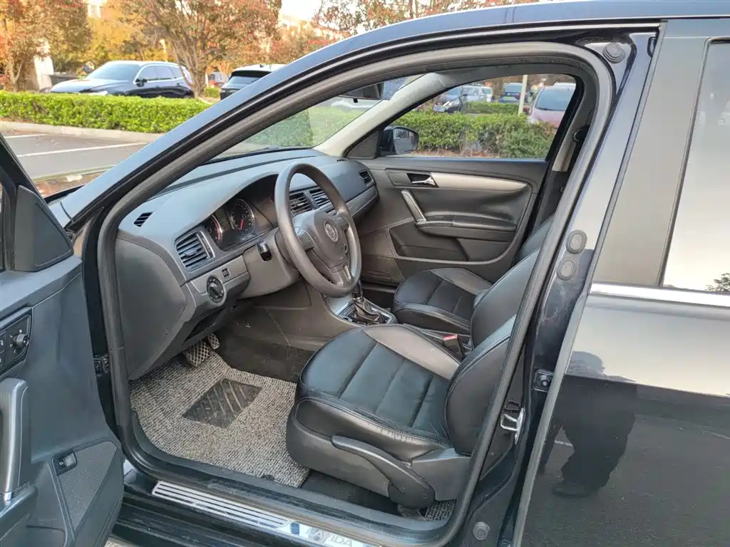 Volkswagen Lavida 2013 1.4TSI DSG Comfort Edition фото 4