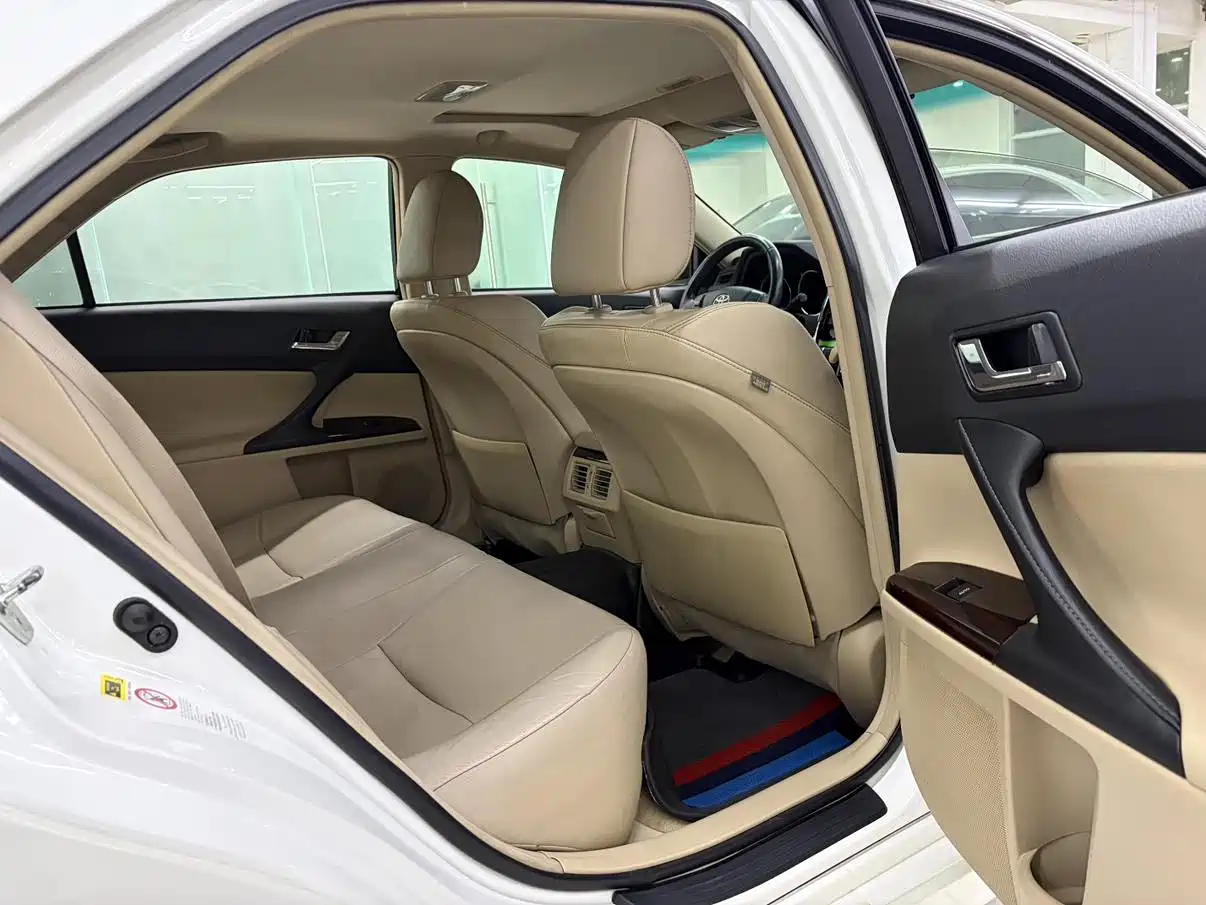 Toyota Reiz 2010 2.5V Elegance Elite Edition фото 8