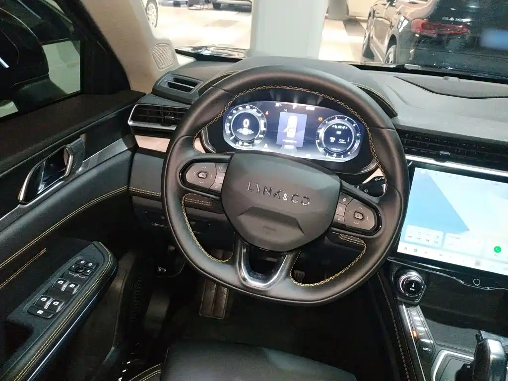 صورة 11 - Lynk & Co 01