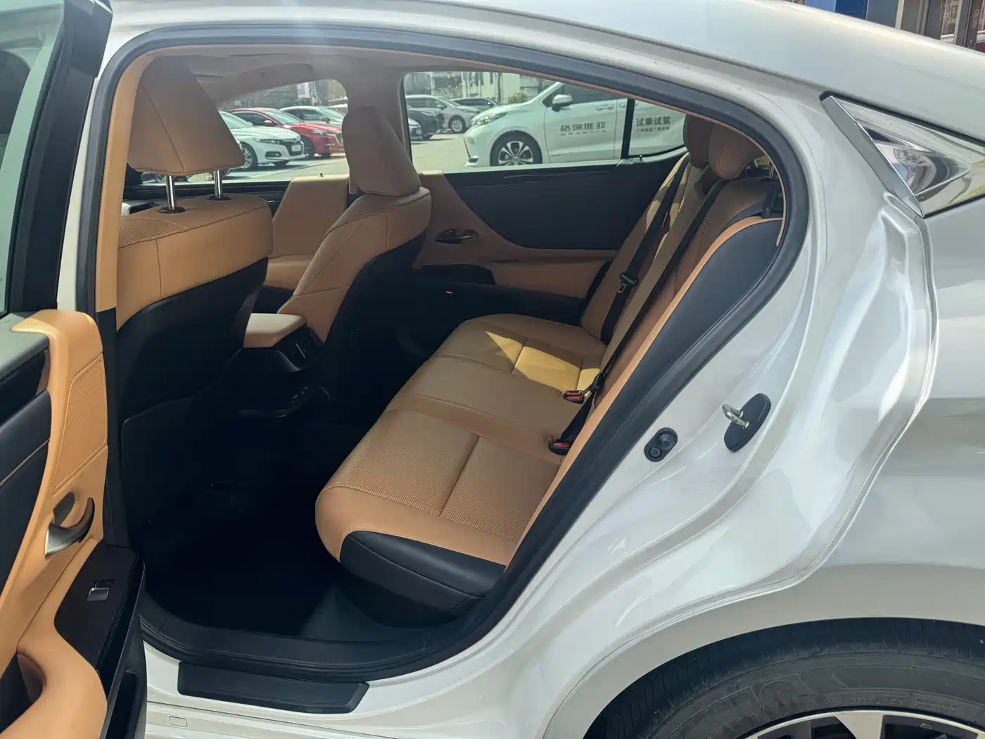Lexus ES 2021 300h Excellence Edition фото 4