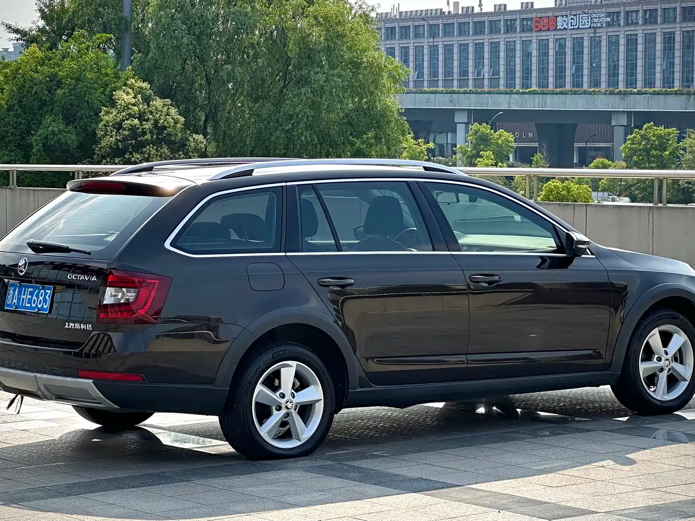 Škoda Octavia 2018 Model Wagon TSI230 DSG Comfort Edition фото 5