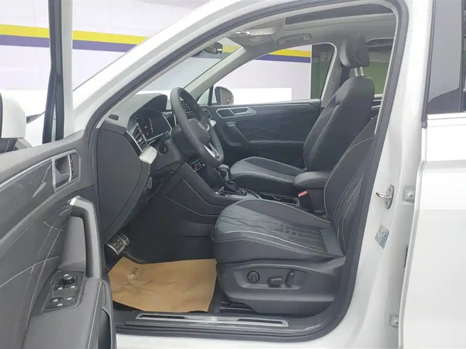 Volkswagen Tiguan L 2024 330TSI Automatic 2WD R-Line Premium Enjoyment Edition фото 9