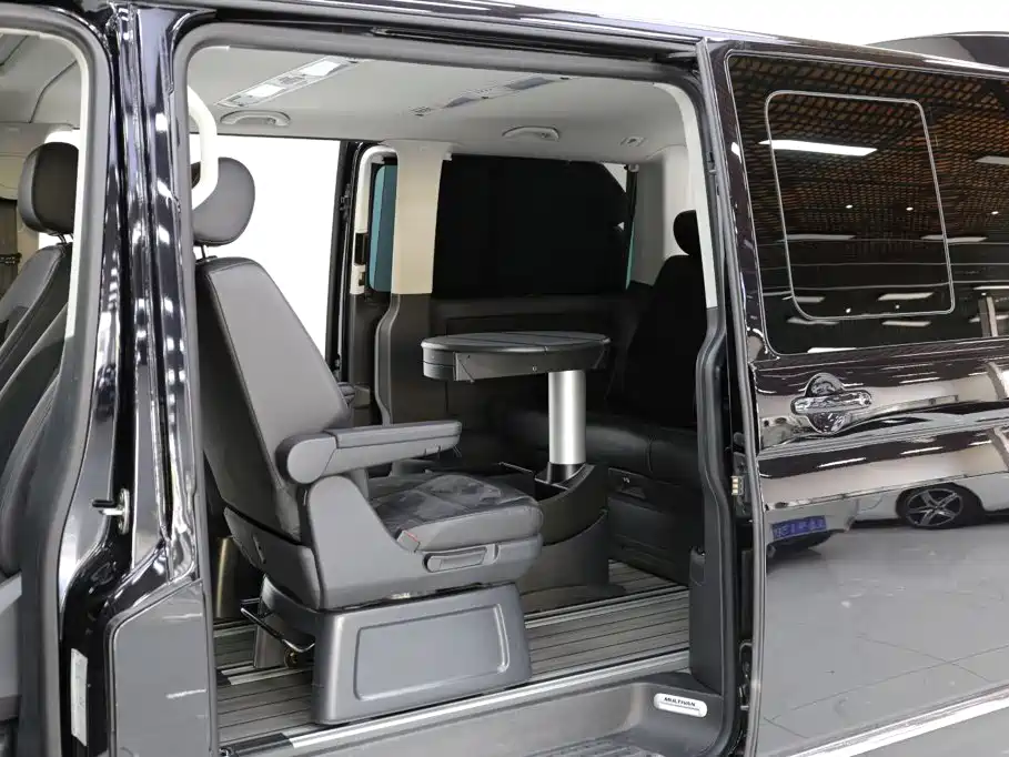 Photo 9 - Volkswagen Multivan