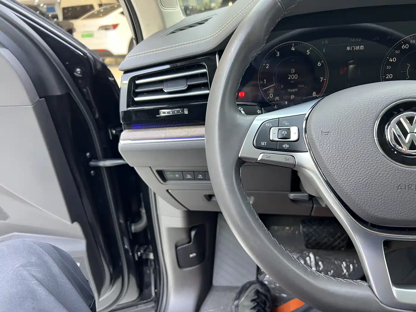 Volkswagen Touareg 2019 3.0TSI Sharp Edge Edition China VI фото 9