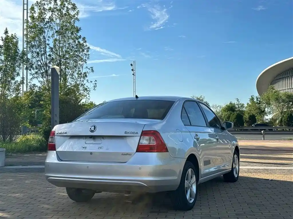 Škoda Rapid 2013 1.4L Manual Smart Selection фото 4
