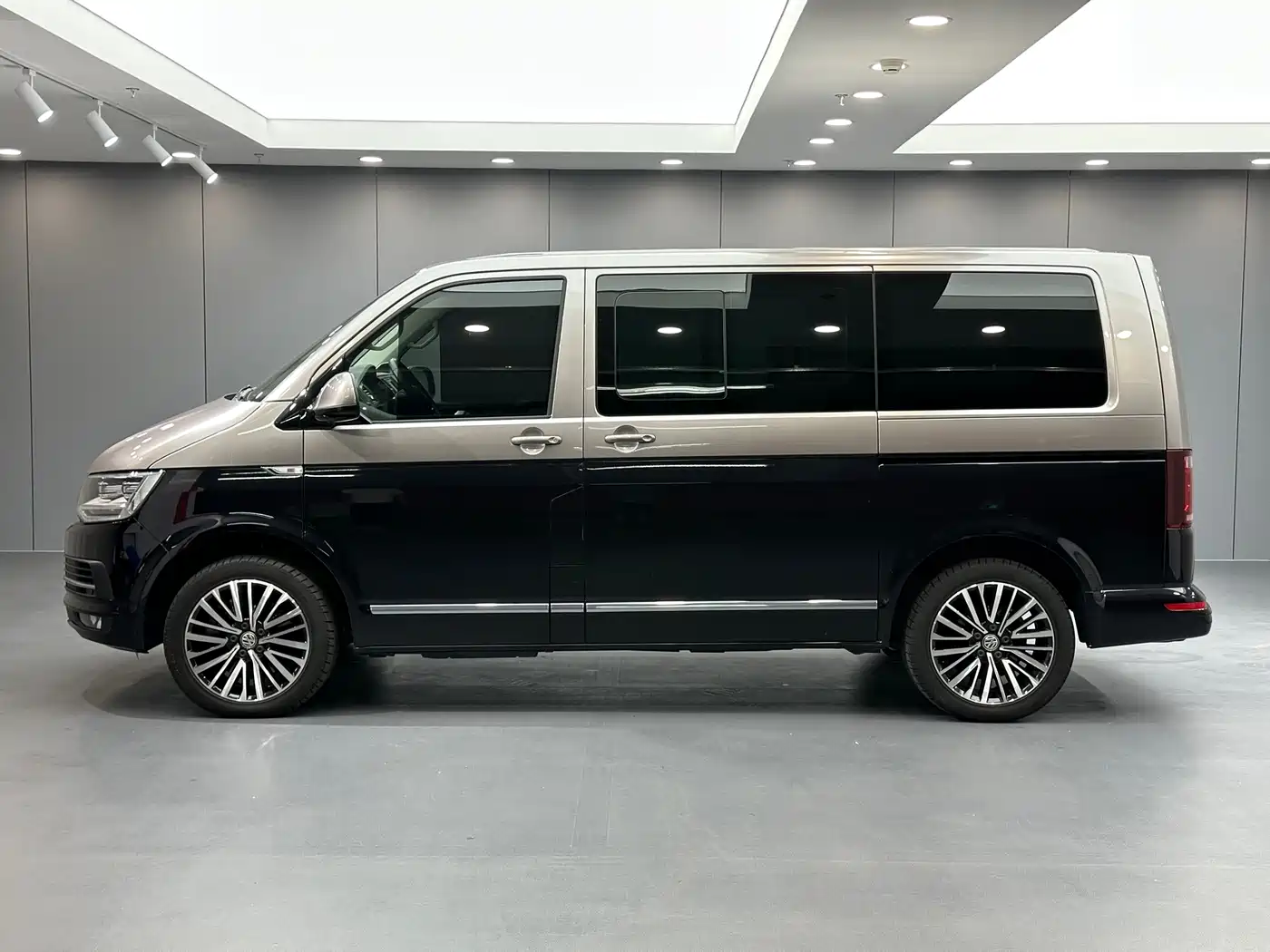 Volkswagen Multivan 2019 2019 2.0TSI 4WD Premium 7-seater