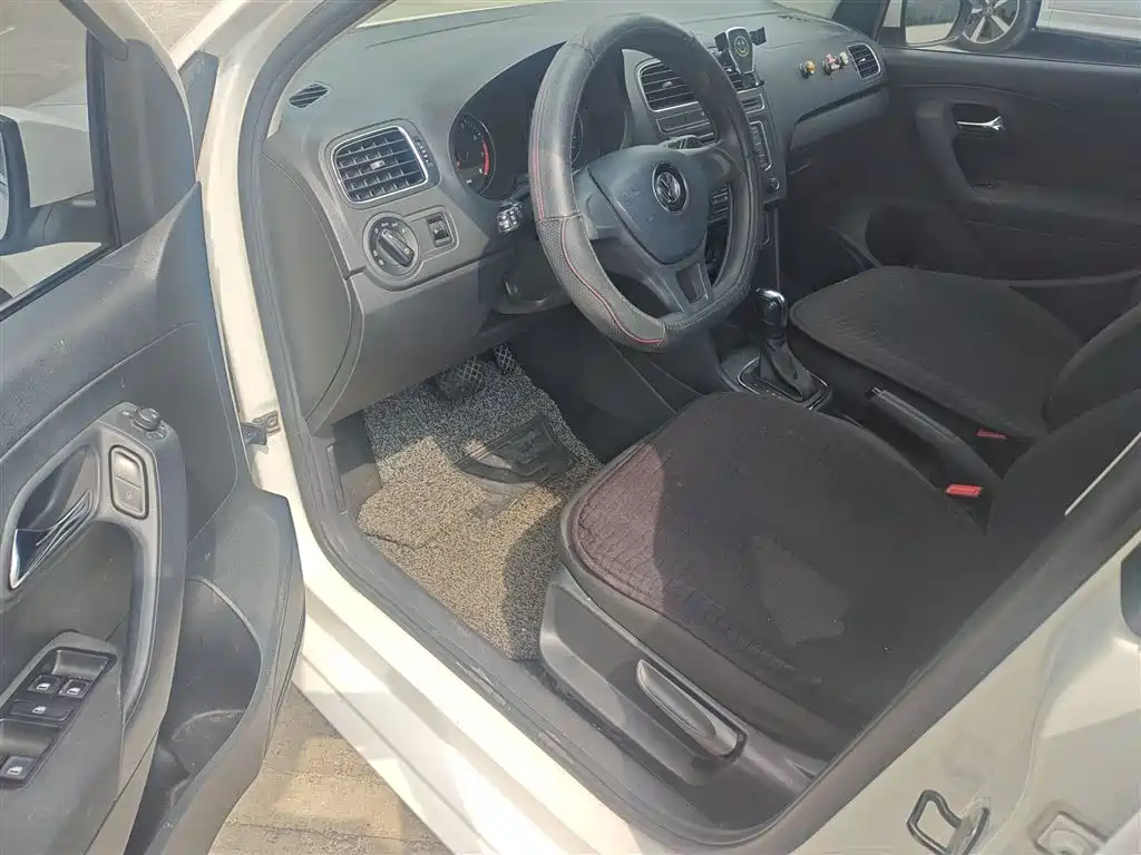 Volkswagen Polo 2014 1.4L Automatic Comfort Edition фото 12