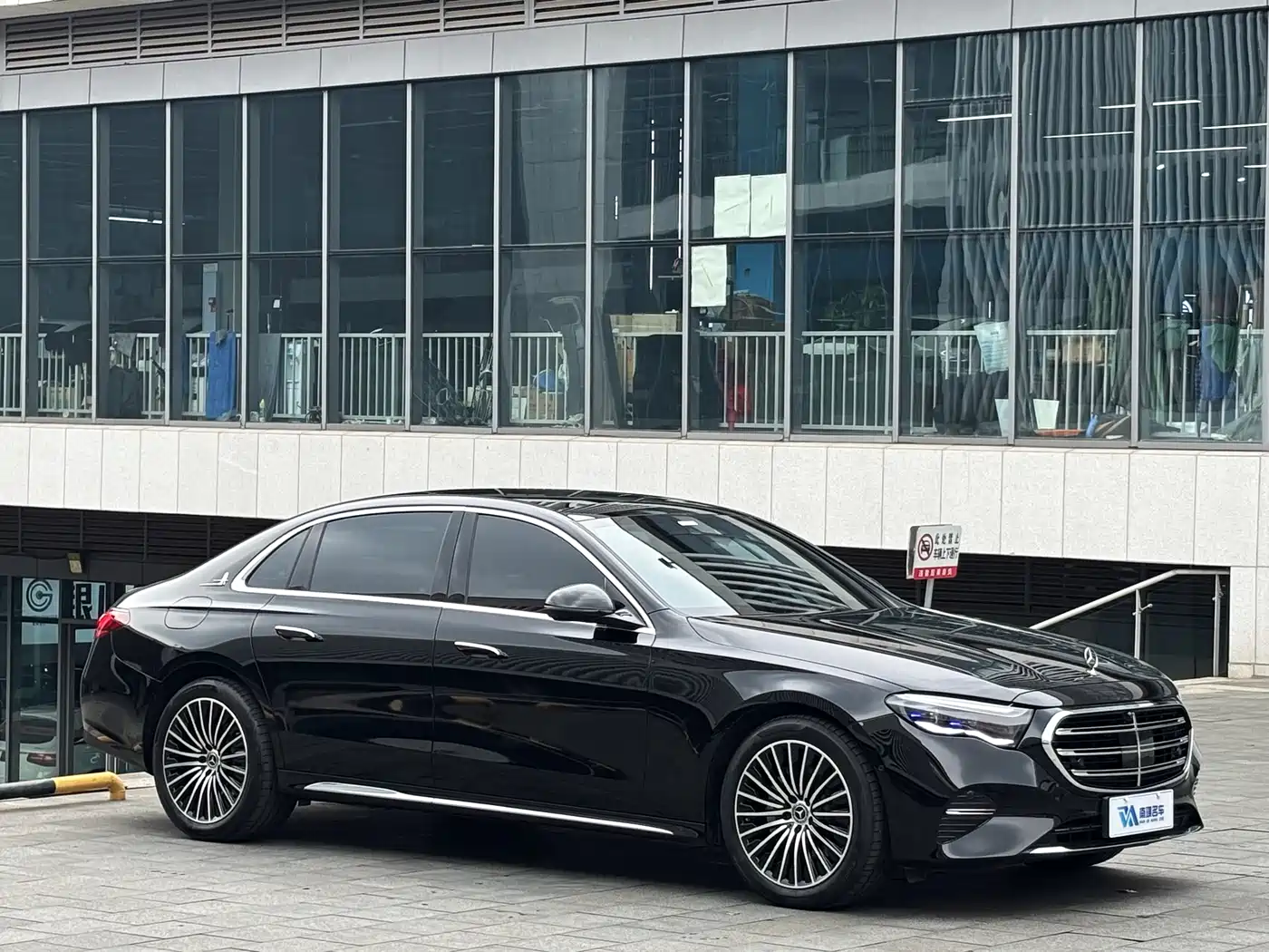Mercedes-Benz E-Class 2025 E 300 L Fashion фото 3