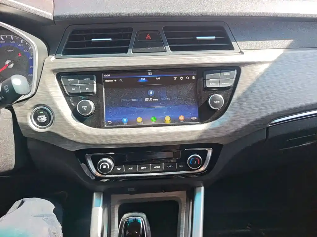 Фото 13 - Geely Vision X3