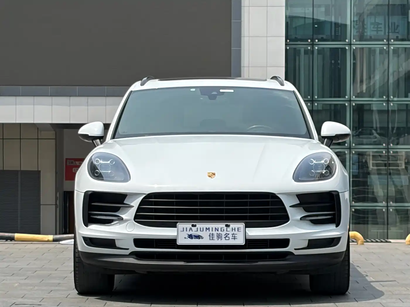 PORSCHE MACAN