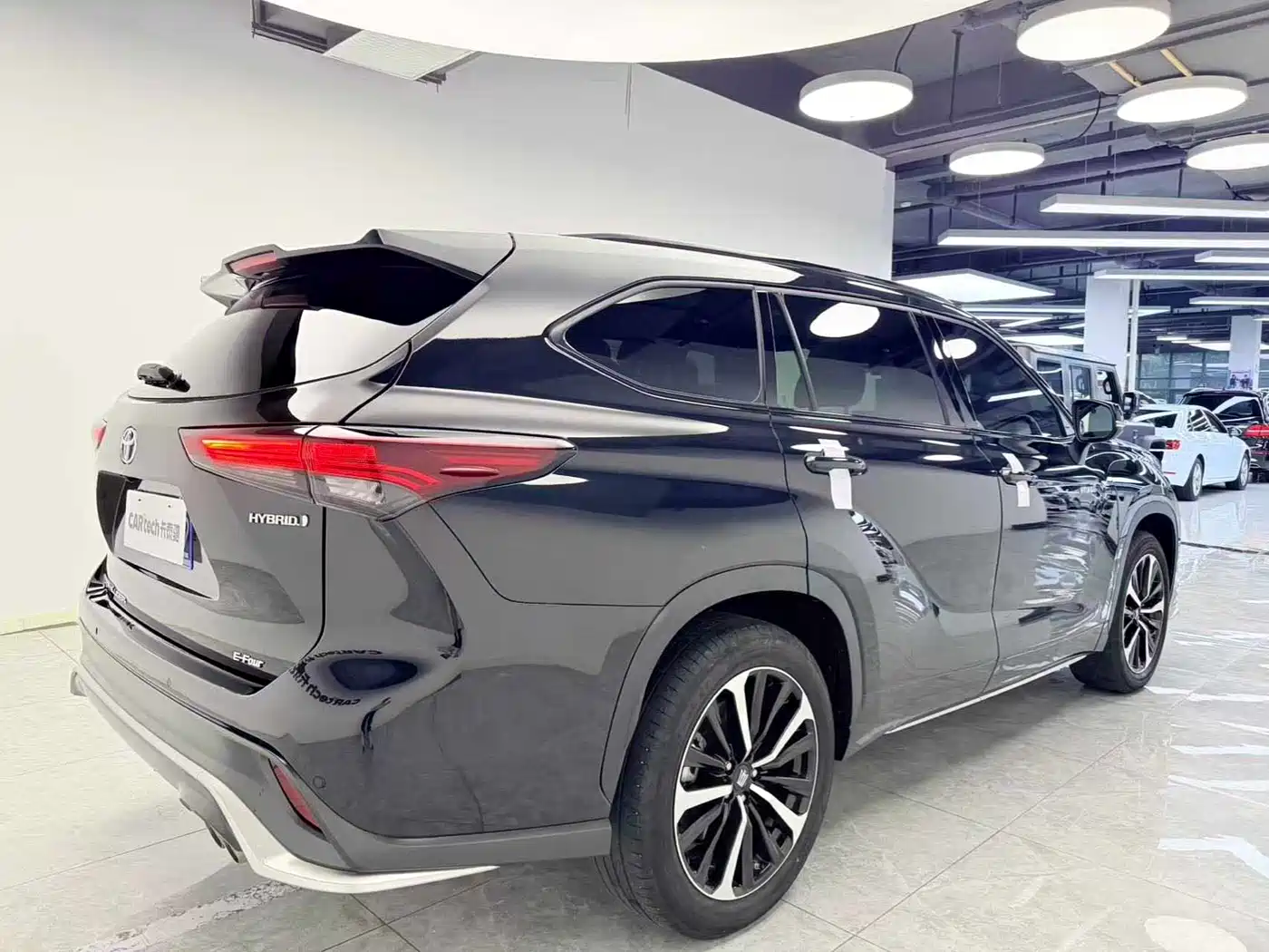 Toyota Crown Kluger 2023 2.5L HEV AWD Premium Edition фото 6