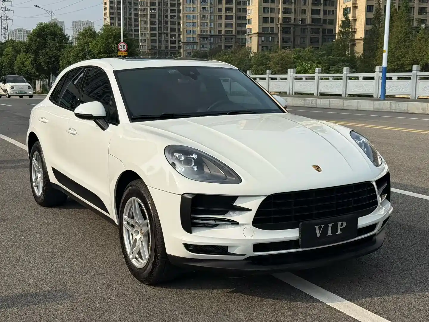 Photo 3 - Porsche Macan