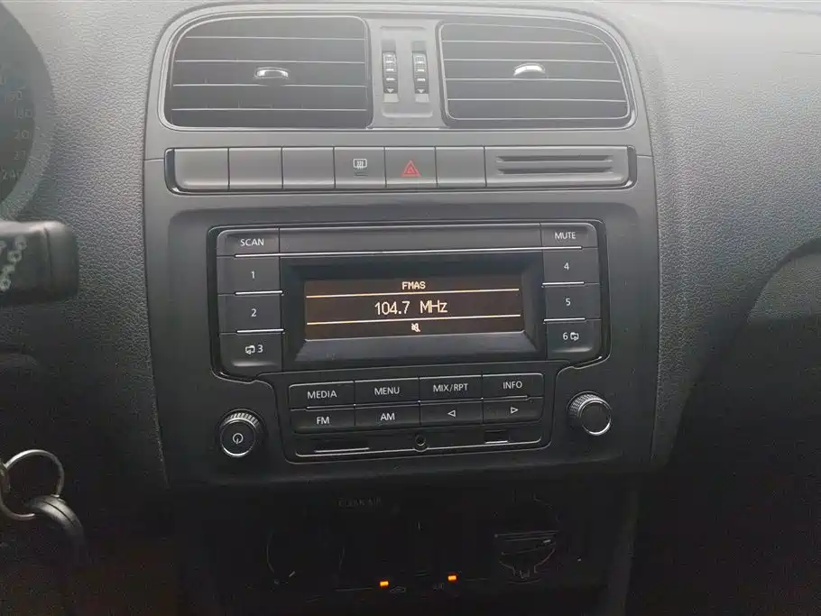Volkswagen Polo 2016 1.4L Manual Trend фото 13