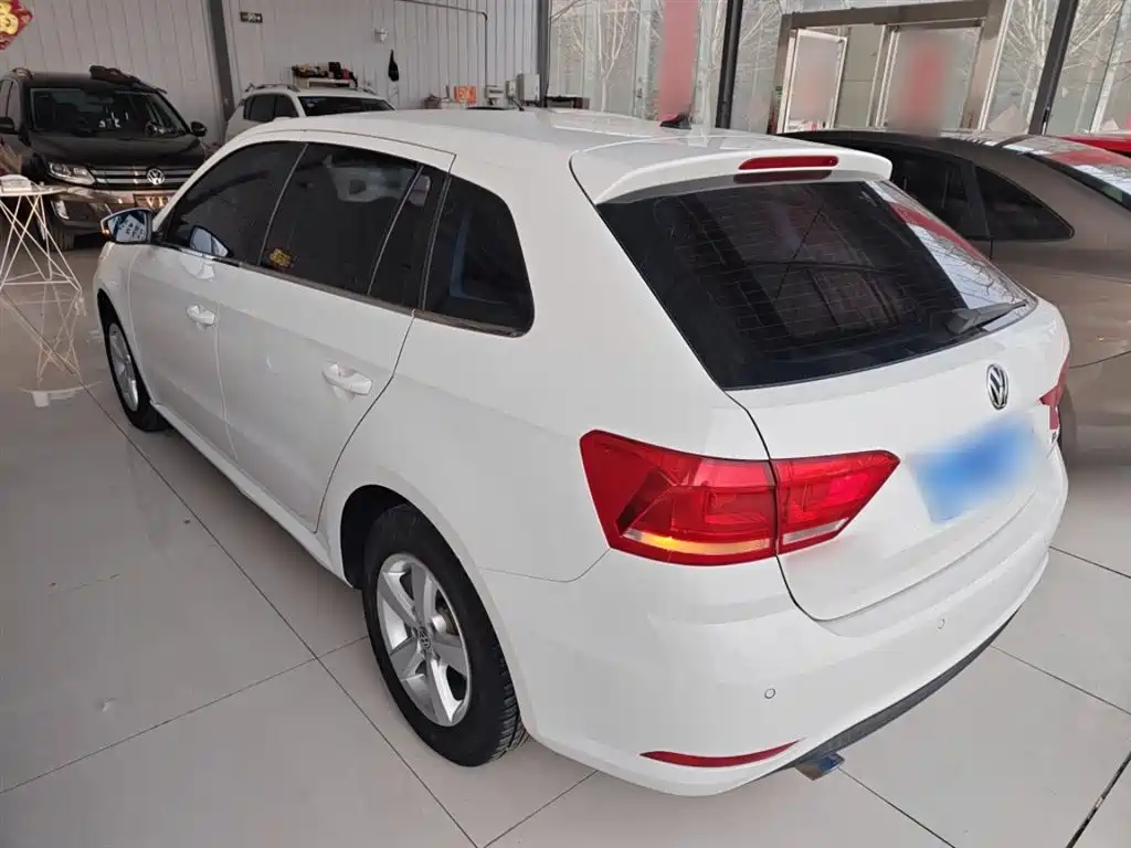 Volkswagen Lavida Tour 2015 1.6L Automatic Trend Edition фото 5