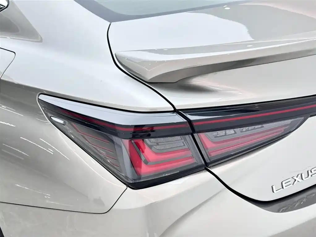 Lexus ES 2025 300h Ultimate Edition фото 18