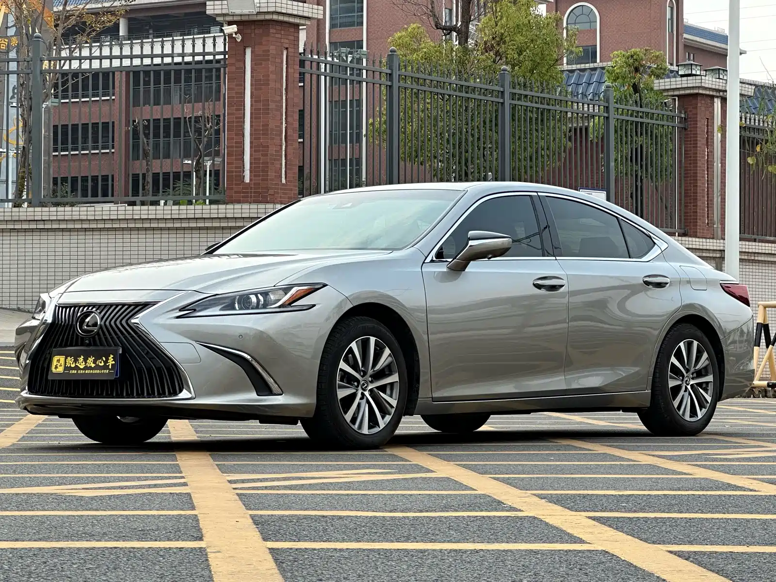 Photo 1 - Lexus ES