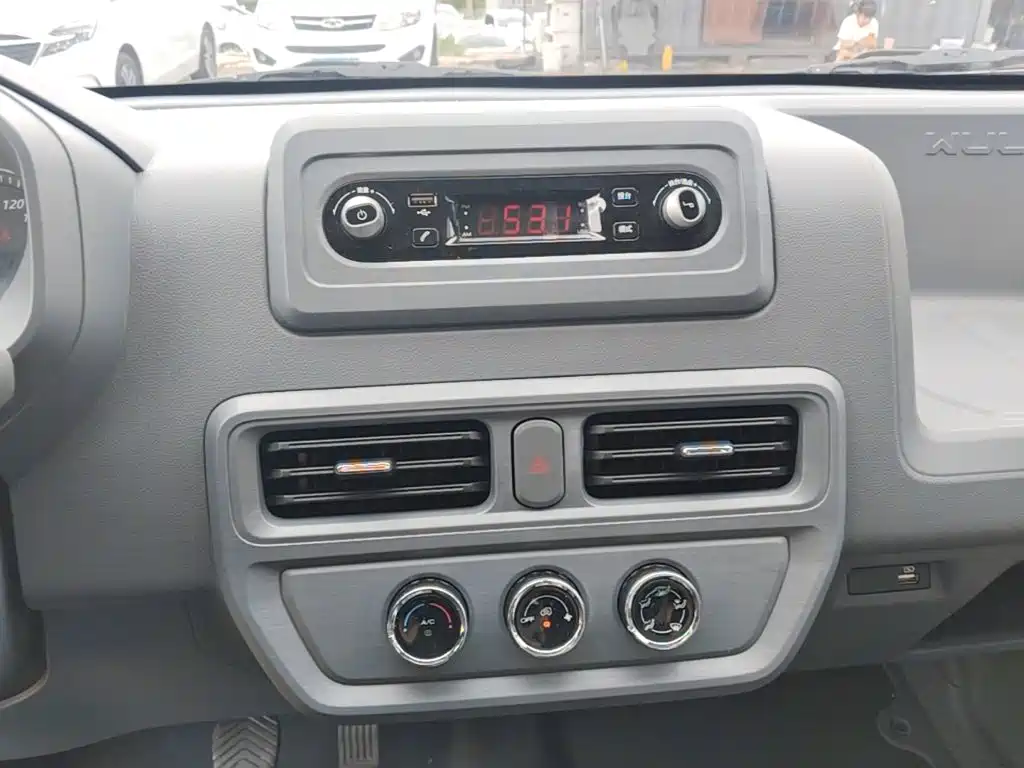 Wuling Motors Wuling Yangguang 2025 2024 300KM Comfort Bus Version 75kW