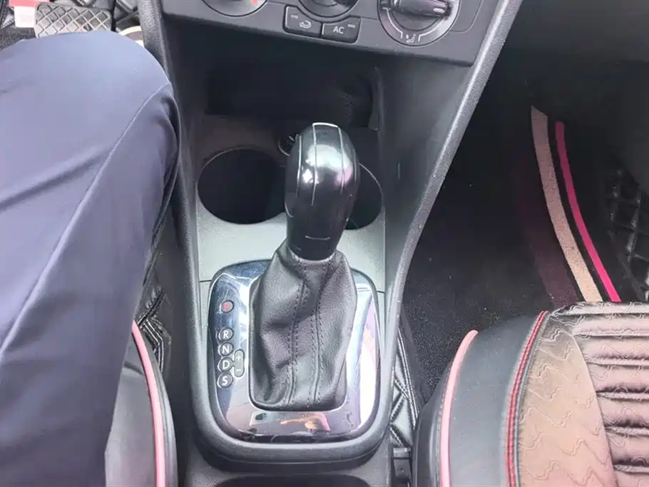 Volkswagen Polo 2013 1.4L Automatic Comfort Edition фото 16