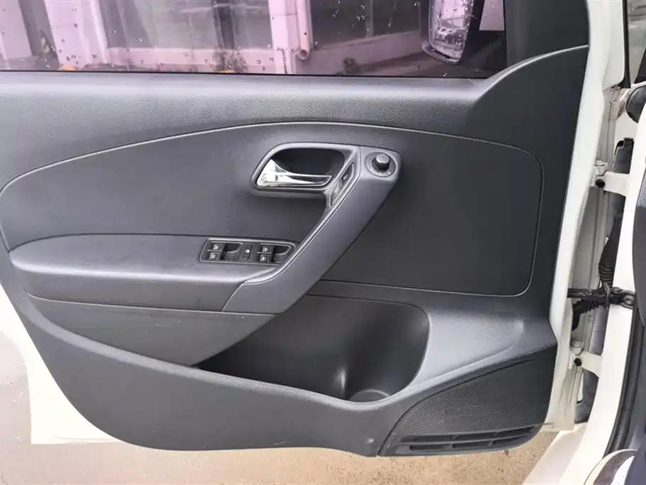 Volkswagen Polo 2013 1.4L Automatic Comfort Edition фото 7