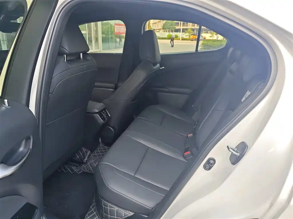 Photo 5 - Lexus UX