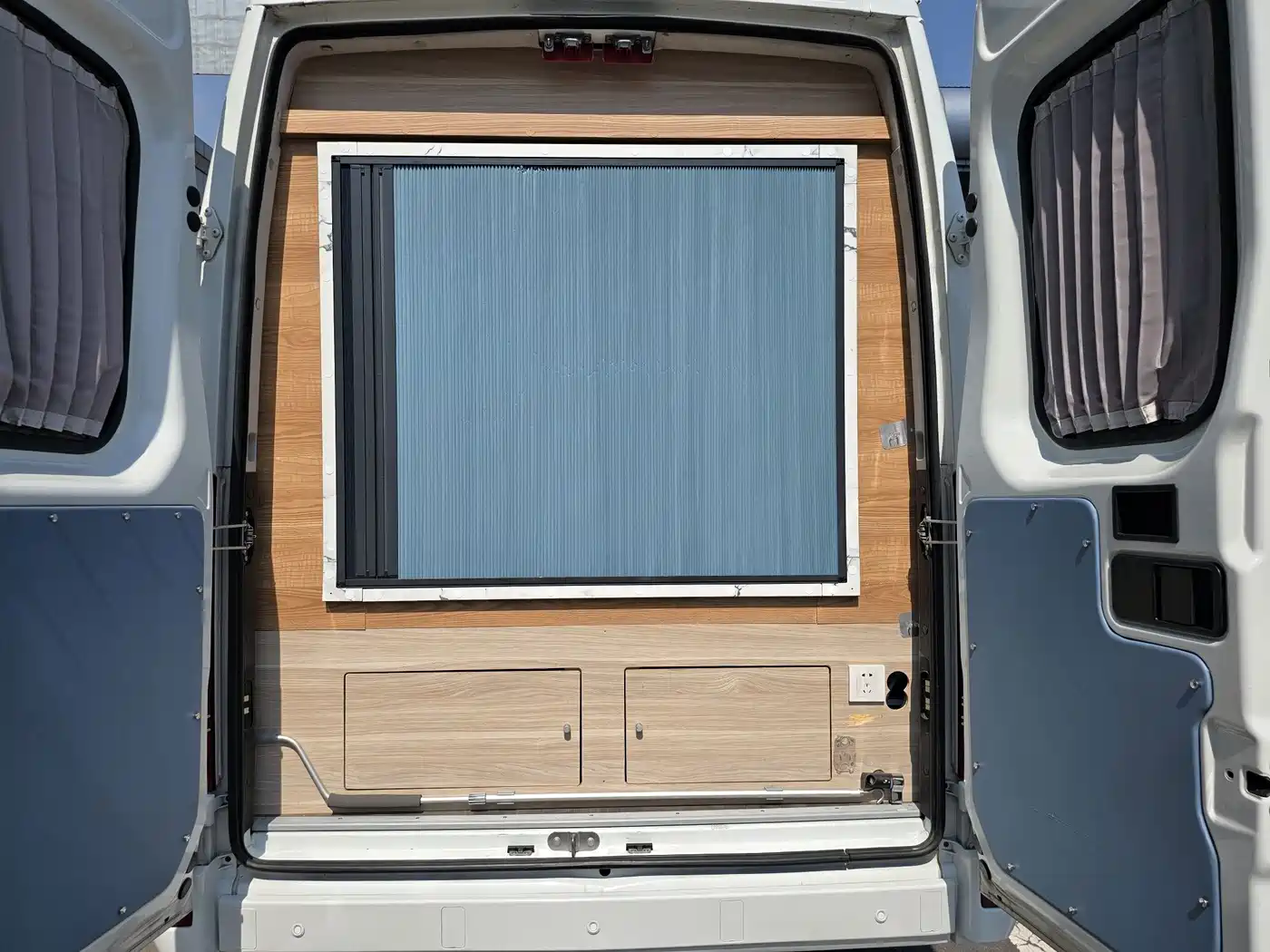 Iveco Daily 2023 2021 2.0T Manual Chaorui Long Wheelbase Short Overhang High Roof Sliding Door F1A